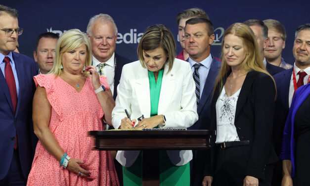 SOCIETYNEWS Iowa Governor Signs ‘Heartbeat Bill’ Banning Abortion After 6 Weeks