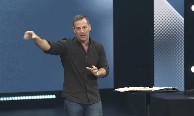 Texas Pastor Challenges Cohabiting Couples to Marry — Dozens Show Up for Joint Ceremony